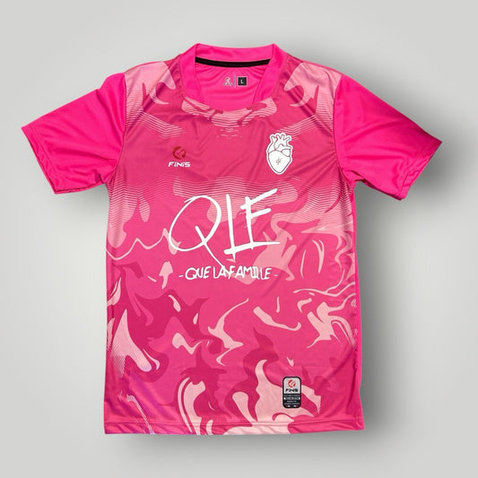 Maillot de sport Sayan rose à manches courtes avec motif abstrait et logo QLE QUE LA FAMILLE sur la poitrine