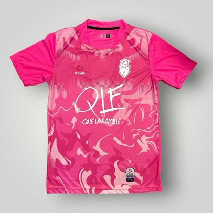 Maillot de sport Sayan rose à manches courtes avec motif abstrait et logo QLE QUE LA FAMILLE sur la poitrine